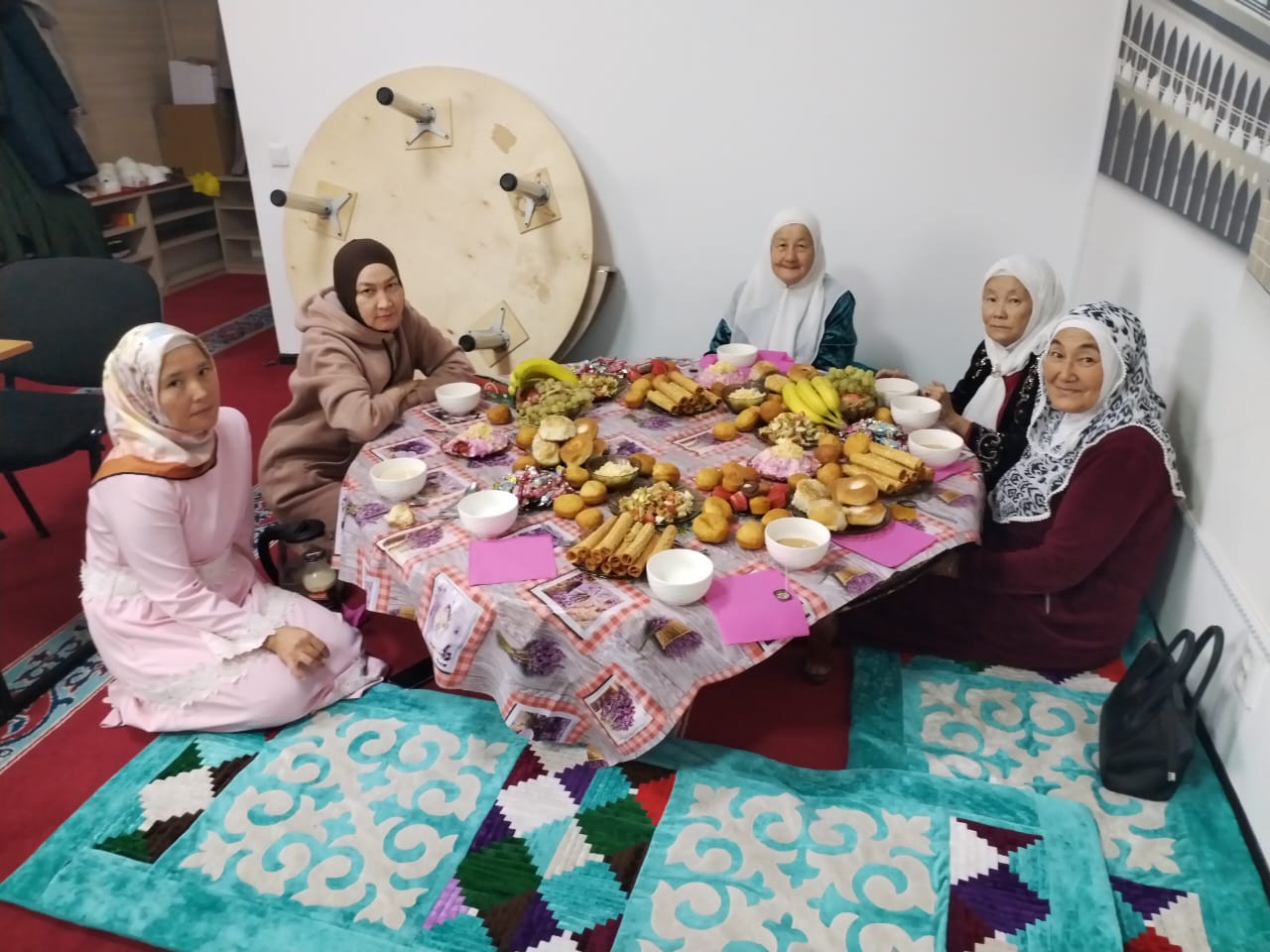 ҚАРИЯЛАР КҮНІНЕ ОРАЙ ҚҰРМЕТ КӨРСЕТІЛДІ