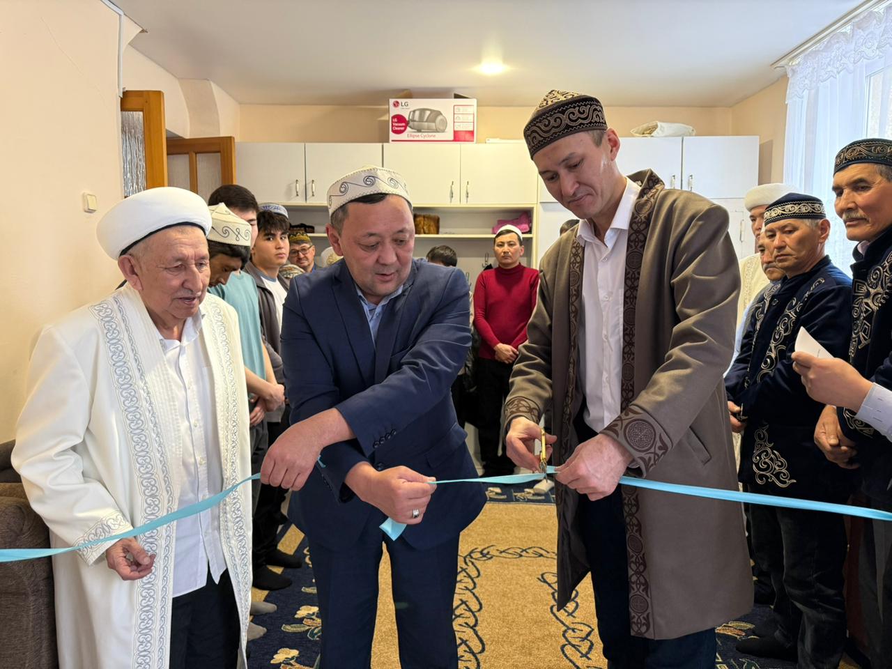 МЕШІТ ЖАНЫНАН АШЫЛҒАН КІТАП ОҚУ БӨЛМЕСІ