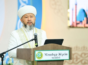 Шашты кискасы бар әйел айғайлап жатыр